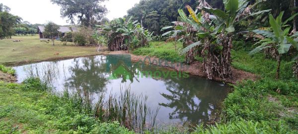 Seu Paraíso Particular em Paranaguá: Chácara com Múltiplas Pos...
