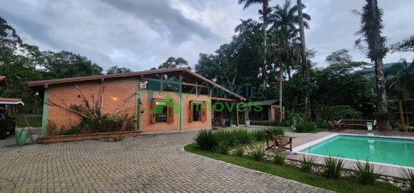 Chácara Alto Padrão, condominio fechado no rio Sagrado em Morr...