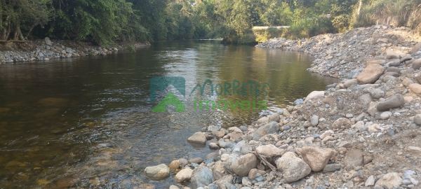 Terreno de frete para o rio
