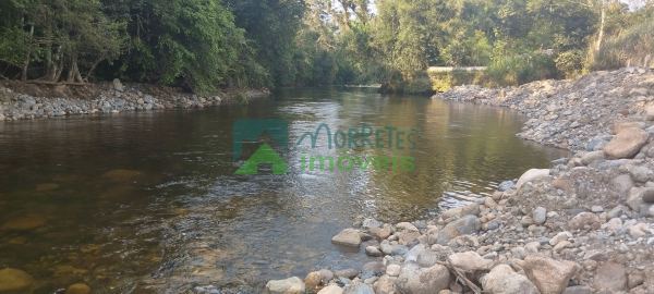 Terreno de frete para o rio