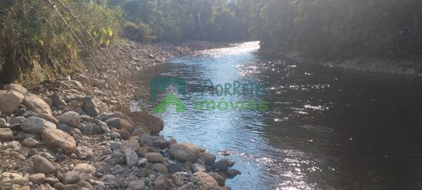 Terreno de frete para o rio