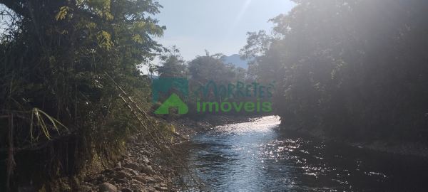 Terreno de frete para o rio